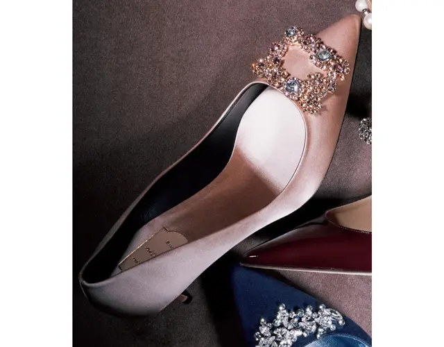 咲き乱れる花々を思わせるジュエルバックルが。 （6.5）￥248,600／ロジェ・ヴィヴィエ・ジャパン（ロジェ ヴィヴィエ）