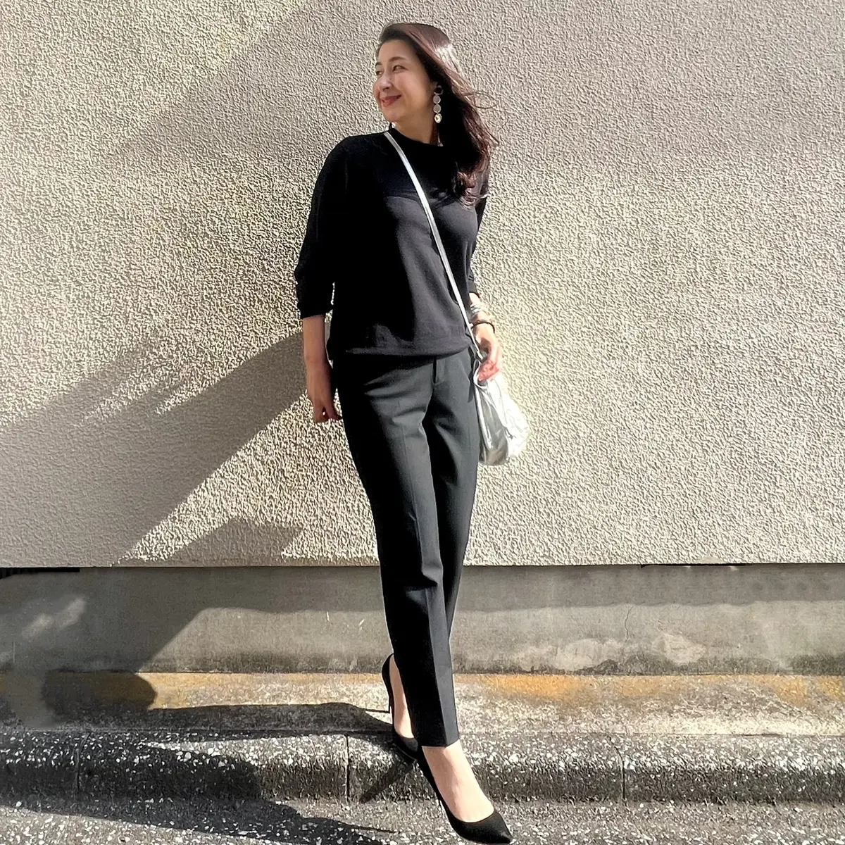 ユニクロ黒ニット、ユニクロ黒パンツ、黒パンプス、シルバーのポシェット