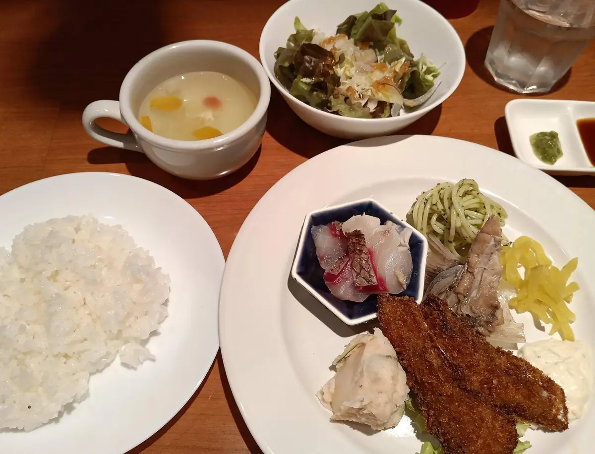 OurAge×Webエクラ　【２日目】 アジフライ定食（アジフライとおかずのプレート、野菜入りコンソメスープ、キャベツサラダ、ご飯）