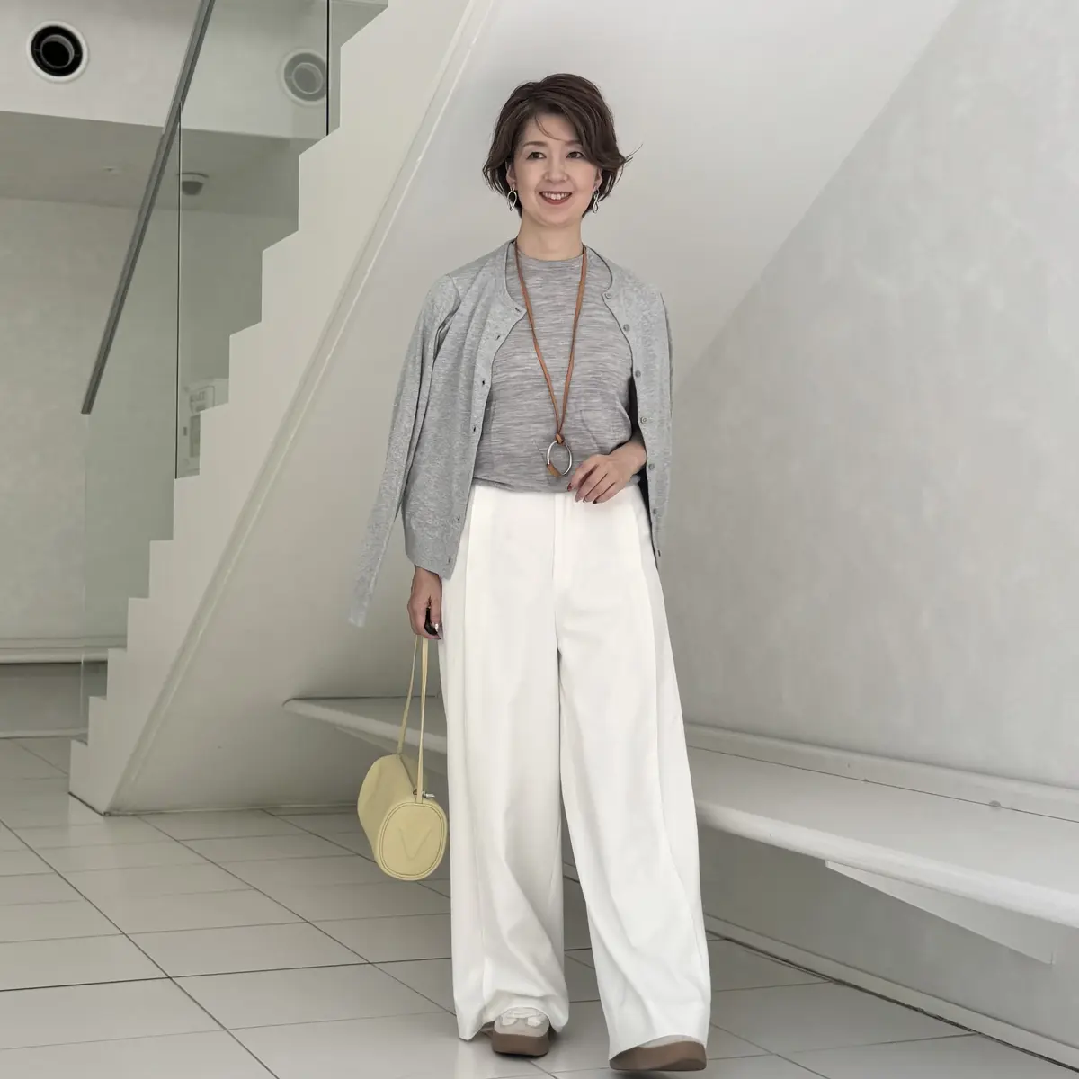 白パンツで楽しむ大人のシンプルおしゃれの画像_5