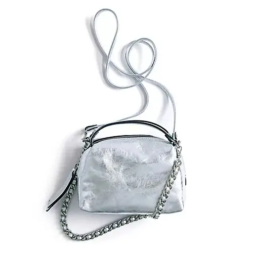 軽量シルバーサンダルで楽しく過ごす50代の画像_7