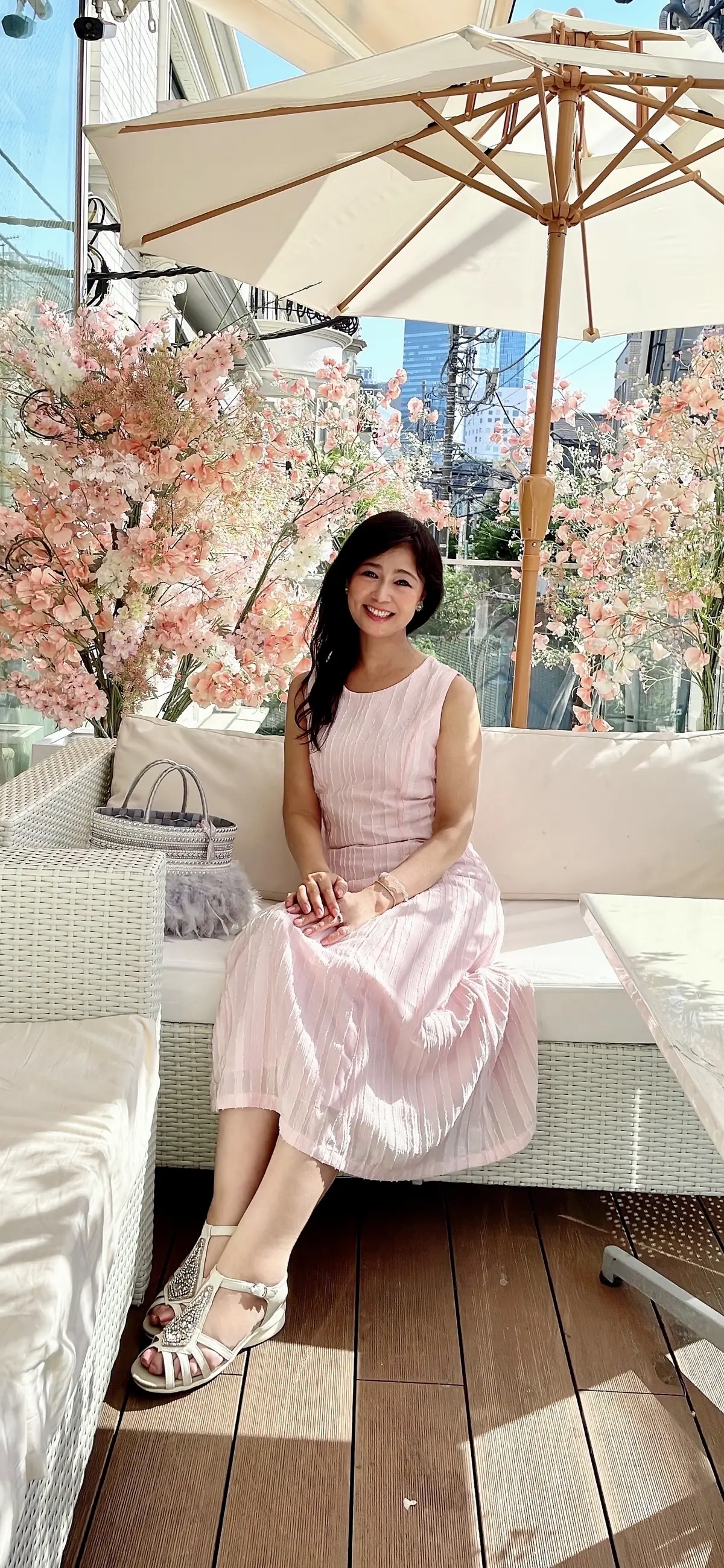 テラス、テラス席、可愛い、白いソファ、ソファ、ソファ席、藤のソファ、藤ソファ、表参道、HAUTE COUTURE CAFE表参道、HAUTE COUTURE CAFE、オートクチュールカフェ、ピーチアフタヌーンティー、桃のアフタヌーンティー、桃パフェ、パフェ、ピンク、ピンクのワンピース、ワンピース、ノースリーブワンピース、ワンピースコーデ、ロングヘア、黒髪、可愛いアフタヌーンティー、美味しいアフタヌーンティー、豪華なアフタヌーンティー、お花の世界、店内、スイートピー、かすみそう、霞草、かすみ草、SHIEN、ワンピース、 Fang  Fa、かごバッグ、グレーかごバッグ、羽根付きかごバッグ、ビジューかごバッグ、サンダル、白、白サンダル、山羊革、柔らかいサンダル、痛くないサンダル、可愛いサンダル、痛くないお洒落サンダル、お洒落サンダル、楽なサンダル、ビジュー付きサンダル、お洒落、CLAIR.U、夏コーデ、夏服コーデ、夏ファッション、
