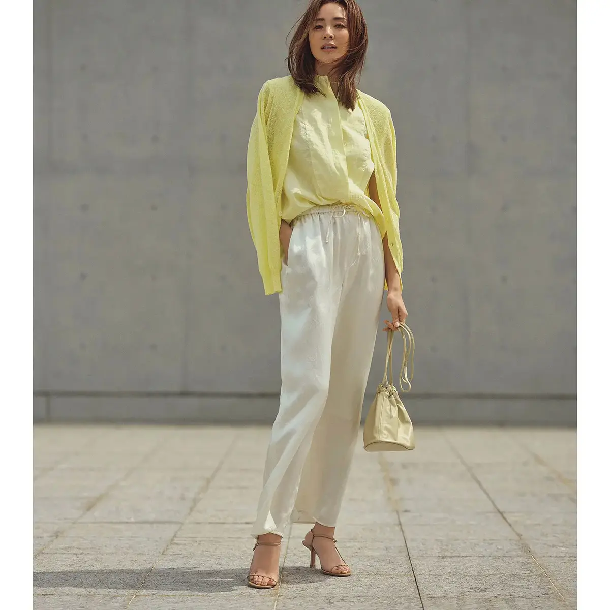 ビビッドイエロー×まろやかホワイトで派手にならずに着映える。