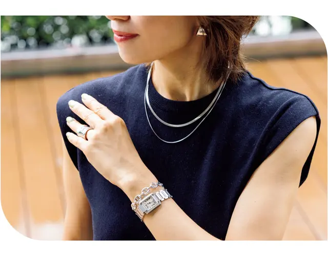 カルティエのタンクフランセーズに合わせ、エルメスのブレスレットやインムードのリングを