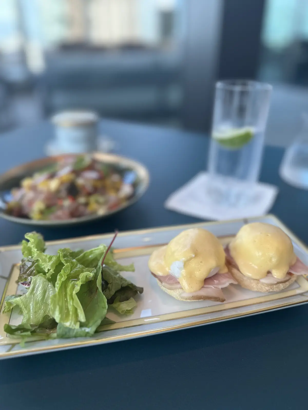 ブラウンプリーツスカートコーデでホテルラの画像_1