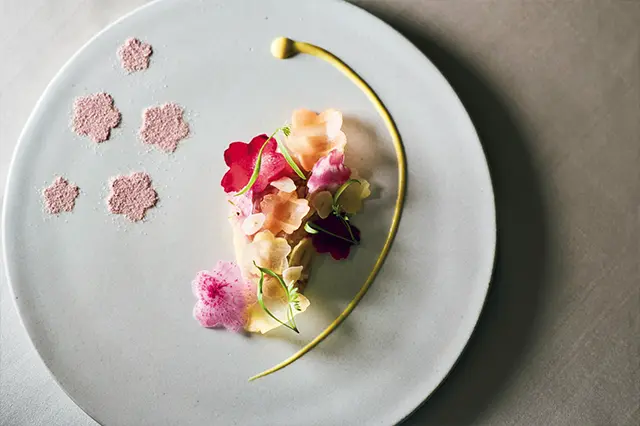 「ル・グラン・リス」のコ ースメニューは、自然の中 で味わうことを意識した軽 やかなおいしさ。