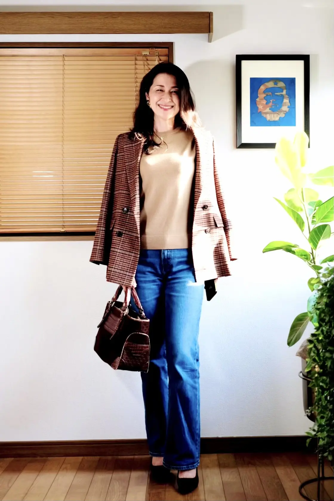 ユニクロベージュニット、ユニクロセミワイドデニム、チェック柄ジレコーデ、ブラウンのトートバッグ、ブラウンのパンプス