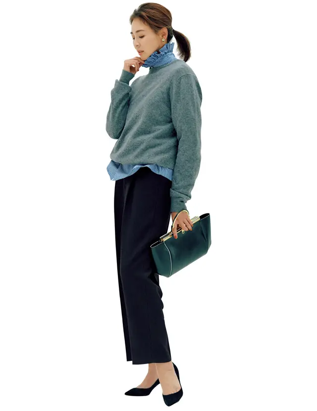 甘めブラウス×ニットコーデのSHIHO