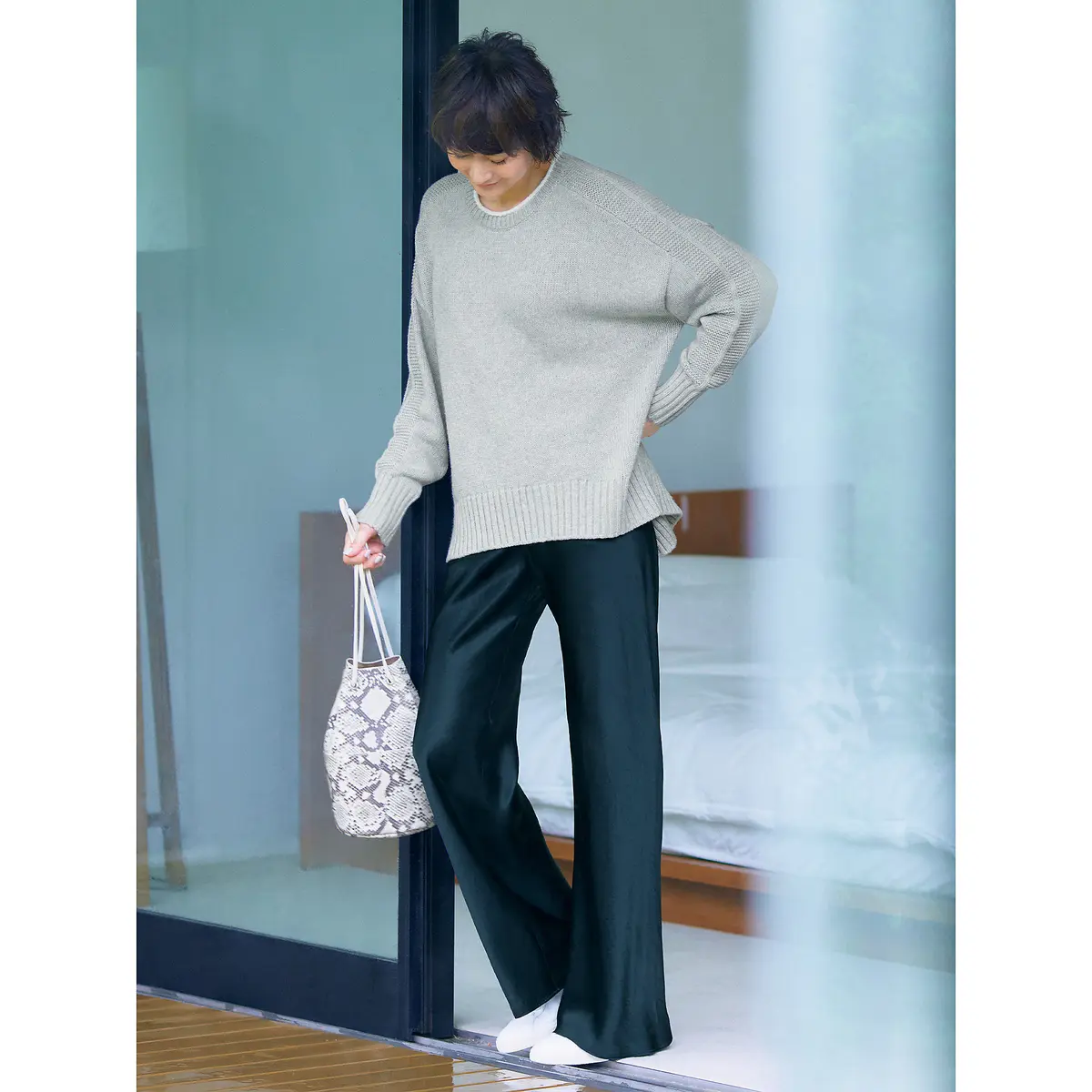 「E by éclat」切替クルーネックニット、艶ストレートパンツ