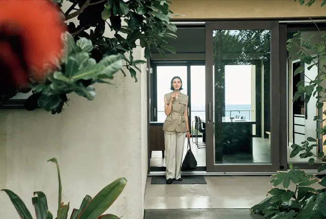 緑と花に囲まれた客室。玄関から絶景の海がお出迎え！ 