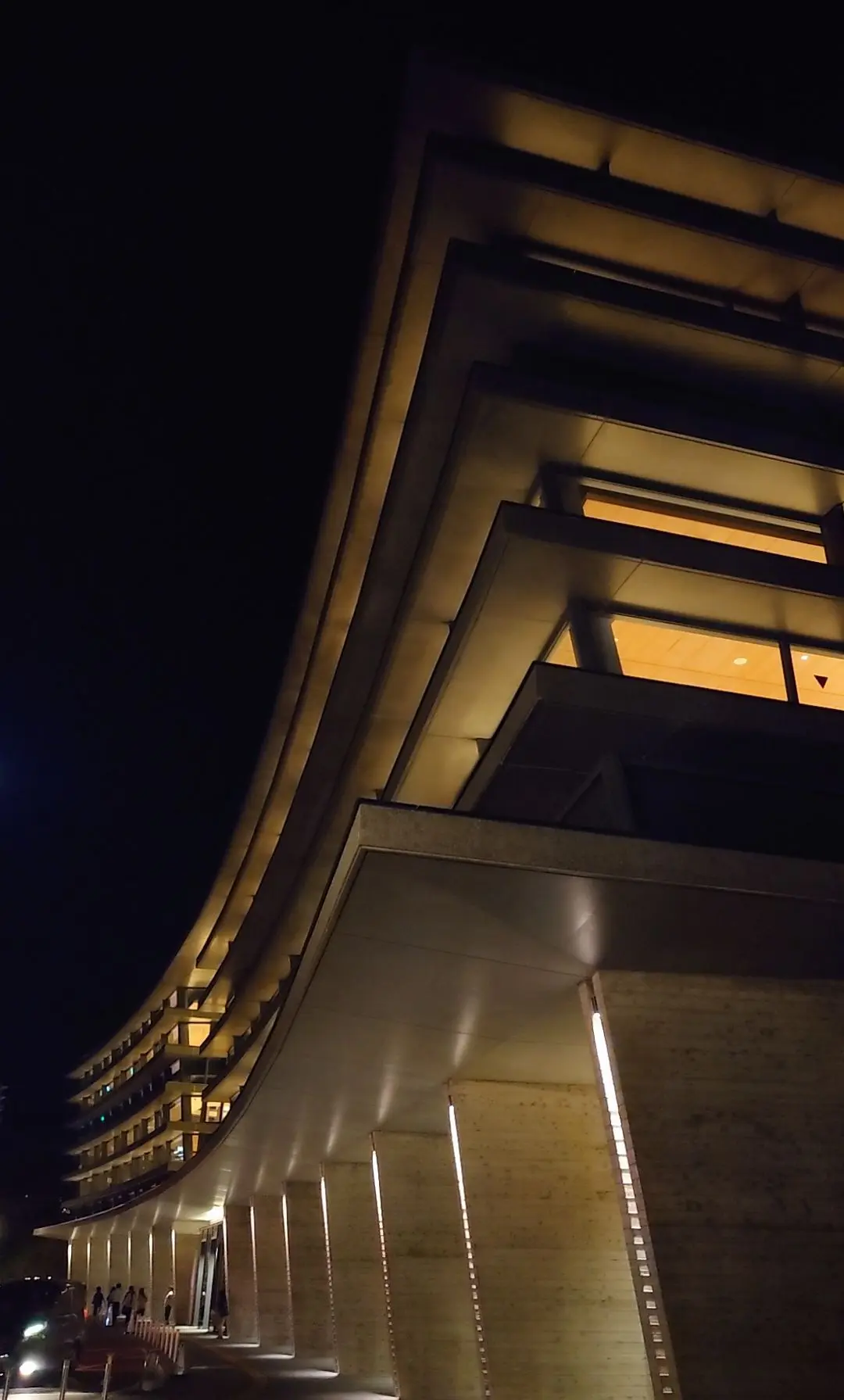 夜のあきた芸術劇場ミルハス