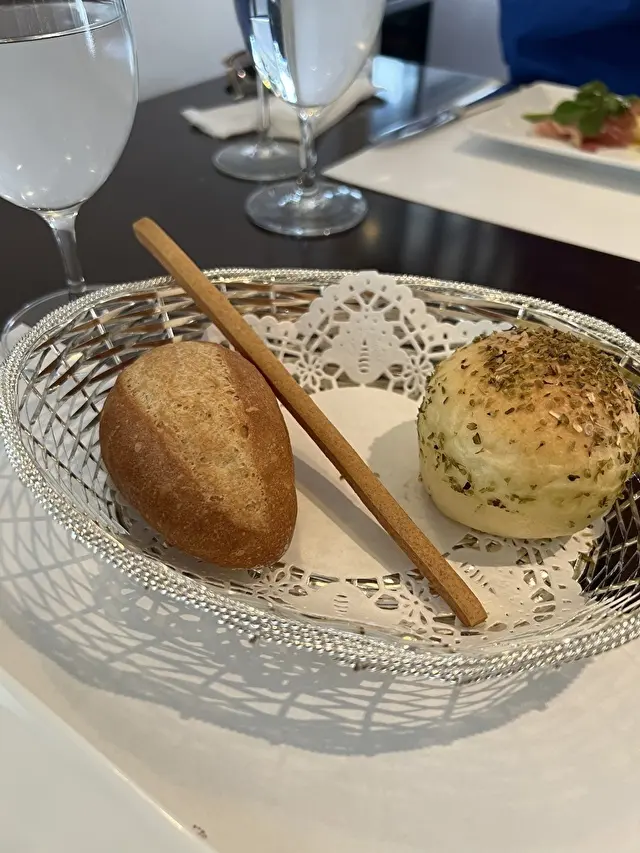 パンとグリッシーニがびっくりするほど美味しかったです！