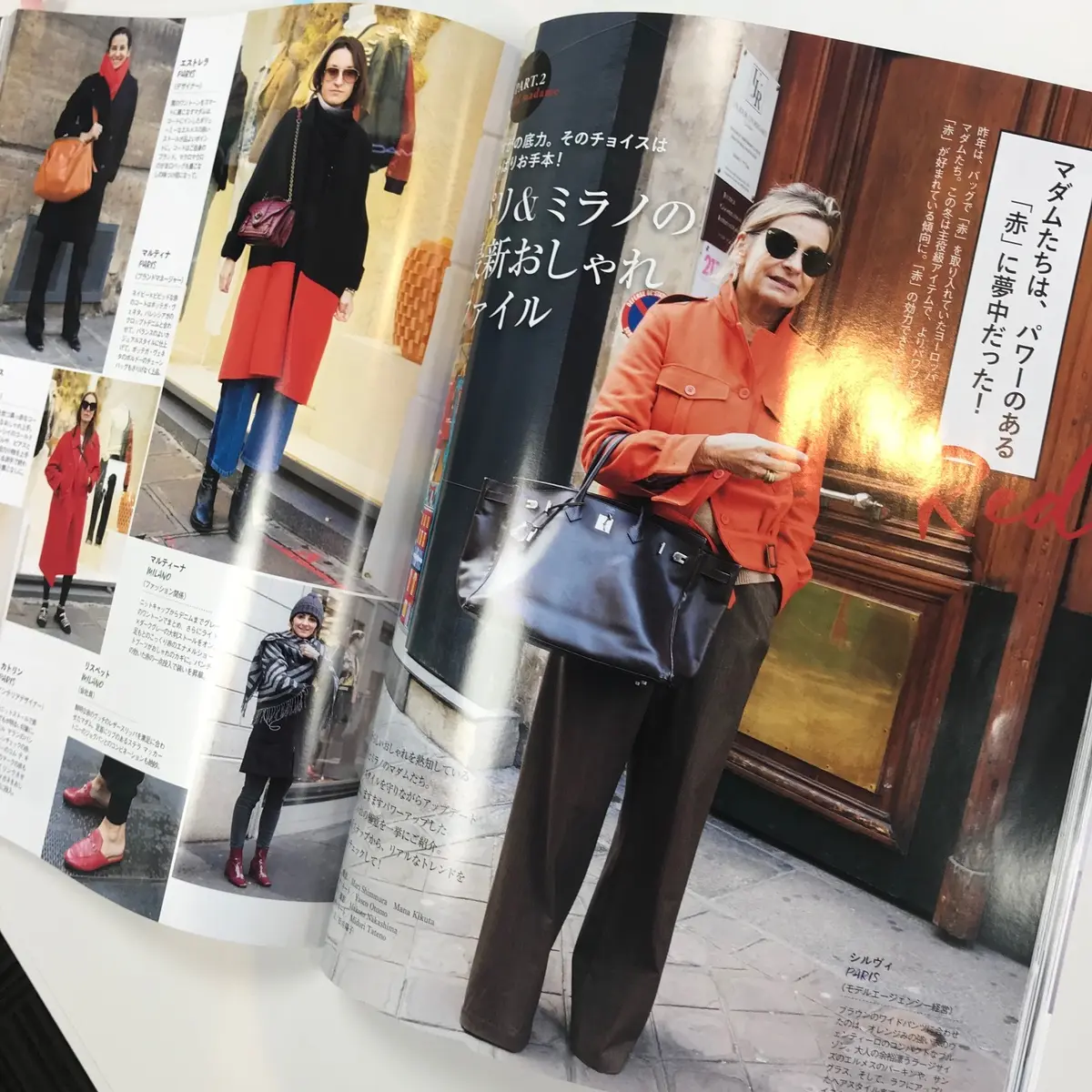 ブラックコーディネートの差し色は赤での画像_1