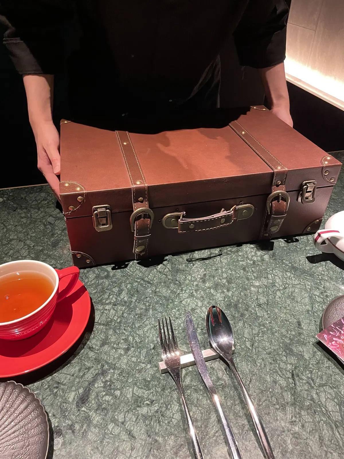 お洒落バー、お洒落カウンター、ムース、金粉、食事、料理、お料理、生クリーム、ババロア、お洒落、お洒落な店内、お洒落スイーツ&バー、間接照明、ケーキ、お洒落照明、Constellation.、SweetscafeBAR、バー、スイーツバー、個室、落ち着く、プロローグ、大理石、大理石テーブル、モダン、ブルーライト、間接照明、エピローグ、幻想的、幻想的、お洒落、スイーツ、ベリー、ケーキ、スイーツ&バー、薔薇、フラワーアレンジ、ケーキ、スイーツ、マカロン、ライチ、ベリー、キイチゴ、木苺、薔薇、花びら、お洒落、セイボリー、トランク型アフタヌーンティー、こし、モダン、モダンな店内、お洒落店内、お洒落カフェ、お洒落バー、お洒落スイーツ、トランクアフタヌーンティー、トランク型スペシャルコース、トップス、スカート、フラットシューズ、ロングヘア、シルバーパンプス、シルバーシューズ、シューズ、カウンター、バーカウンター、バー、幻想的、いい雰囲気、お洒落、お洒落な店内、店内、お洒落な内装、お洒落バー、お洒落なバー、お洒落カウンター、お洒落バーカウンター、お洒落ライト、お洒落照明、お洒落な照明、ピンクスカート、ピンクロングスカート、ピンクマキシスカート、白いトップス、白ニット、サマーニット、白サマーニット、tops、NANO universe 、skirt、MID'OR 、flat shoes、アフタヌーンティー、薔薇、ローズ、ローズアフタヌーンティー、薔薇アフタヌーンティー、スイーツ、隠れ家、スイーツ&バー、横浜、横浜アフタヌーンティー、横浜グルメ、グルメ、横浜スイーツ、横浜カフェ、カフェ、スイーツ、トランク、カップ、カップ&ソーサー、ポット、オリジナルブレンドティー、トランク型アフタヌーンティー、こし、モダン、モダンな店内、お洒落店内、お洒落カフェ、お洒落バー、お洒落スイーツ、トランクアフタヌーンティー、トランク型スペシャルコース、トップス、スカート、フラットシューズ、ロングヘア、シルバーパンプス、シルバーシューズ、シューズ、カウンター、バーカウンター、バー、幻想的、いい雰囲気、お洒落、お洒落な店内、店内、お洒落な内装、お洒落バー、お洒落なバー、お洒落カウンター、お洒落バーカウンター、お洒落ライト、お洒落照明、お洒落な照明、ピンクスカート、ピンクロングスカート、ピンクマキシスカート、白い