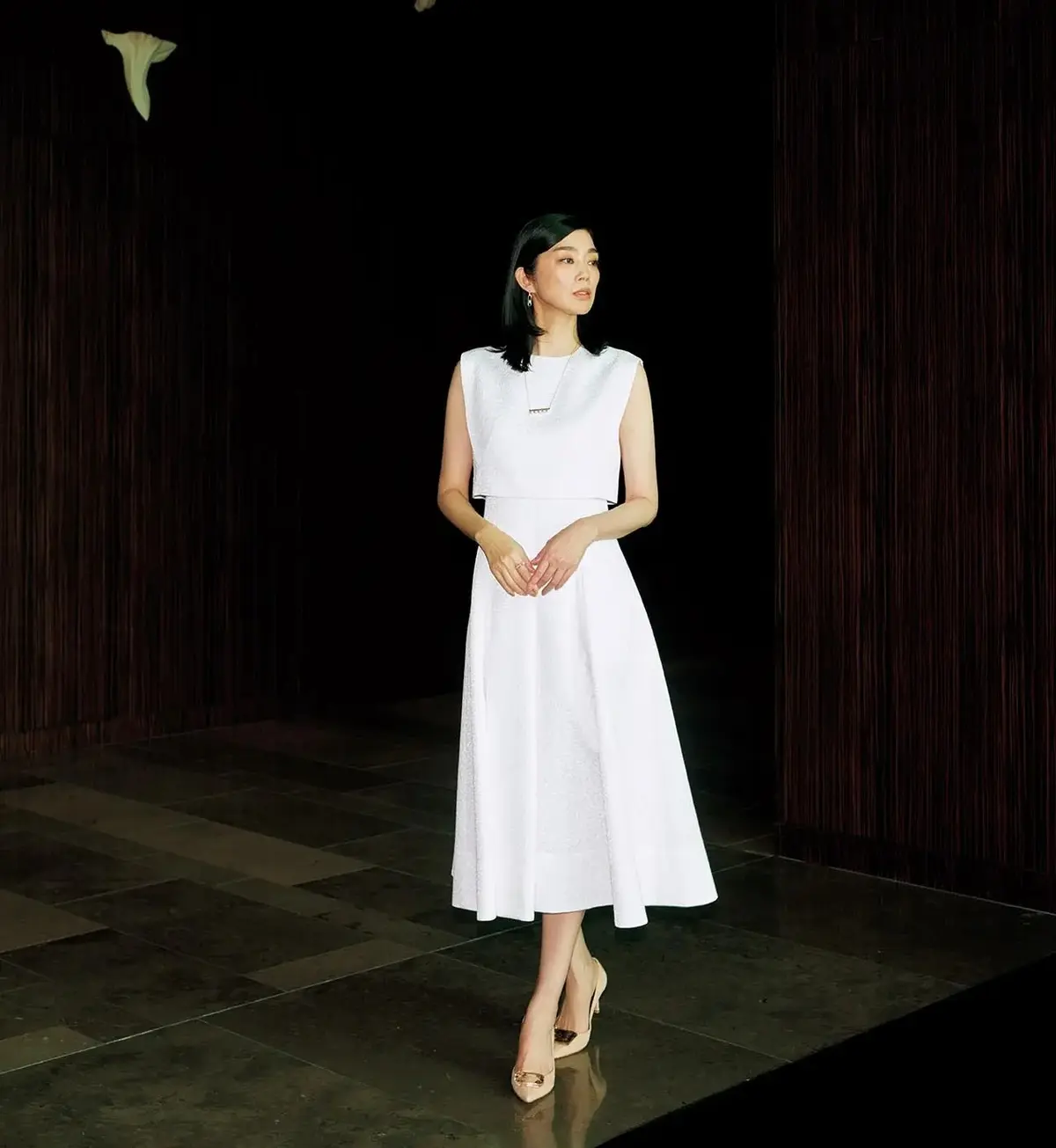 しなやかで聡明な女性像を物語るホワイトワンピース