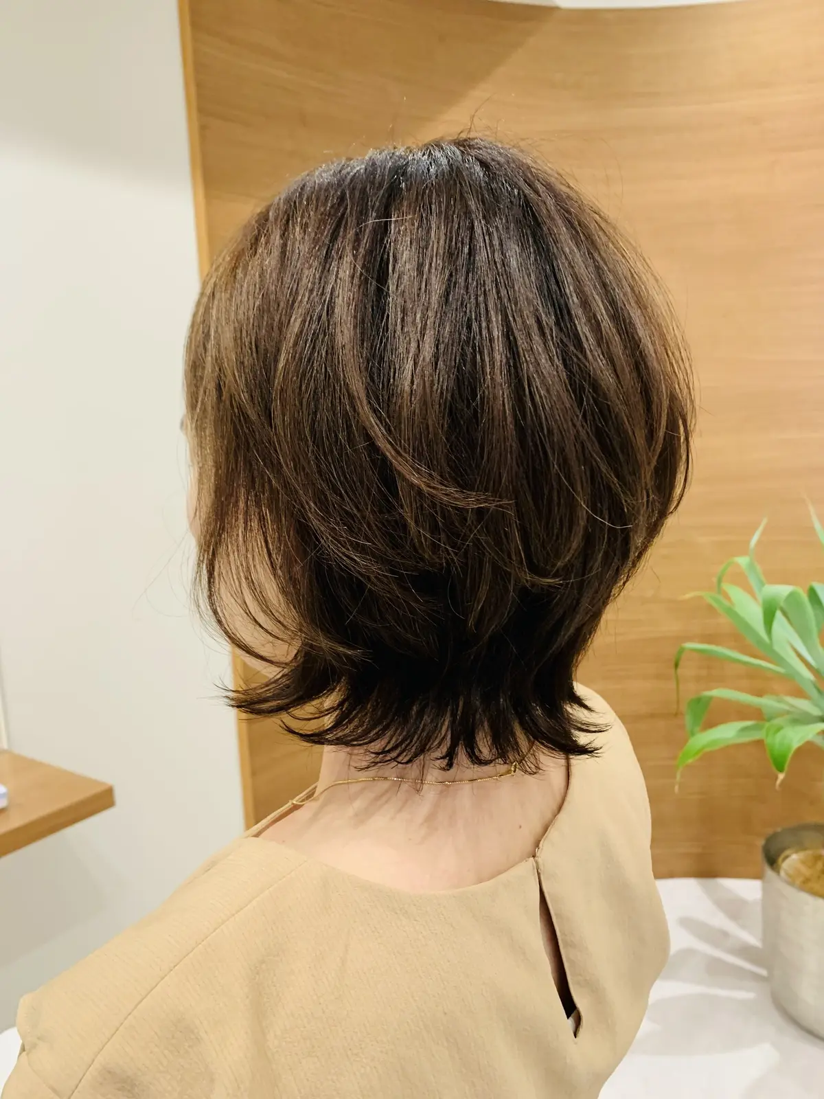 長さを残したショートカットの女性　横からみた姿