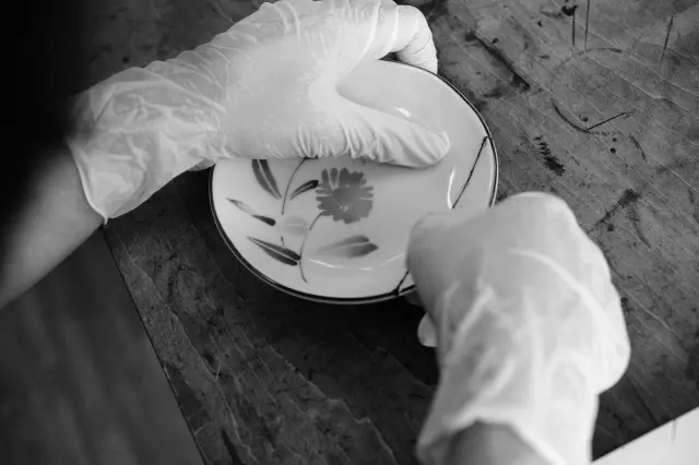 割れた断面に生漆と強力粉を練ったものを塗り、破片をくっつける作