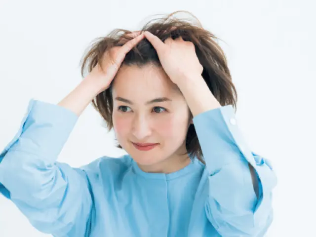 ヘアジェルを髪全体へ広げる