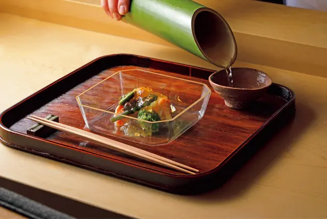 炙り伊勢エビと春野菜。青竹の酒器でお酒を