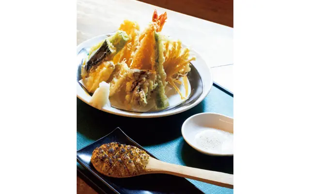 軽井沢で愛されるそばの老舗『蕎麦匠 きこり』は、一品料理も美味