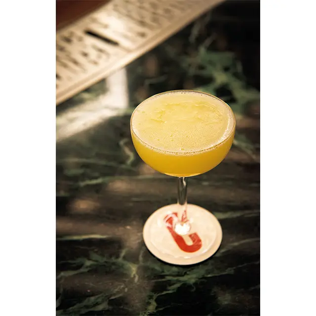 ジンベースのカクテル「イ エロー」。