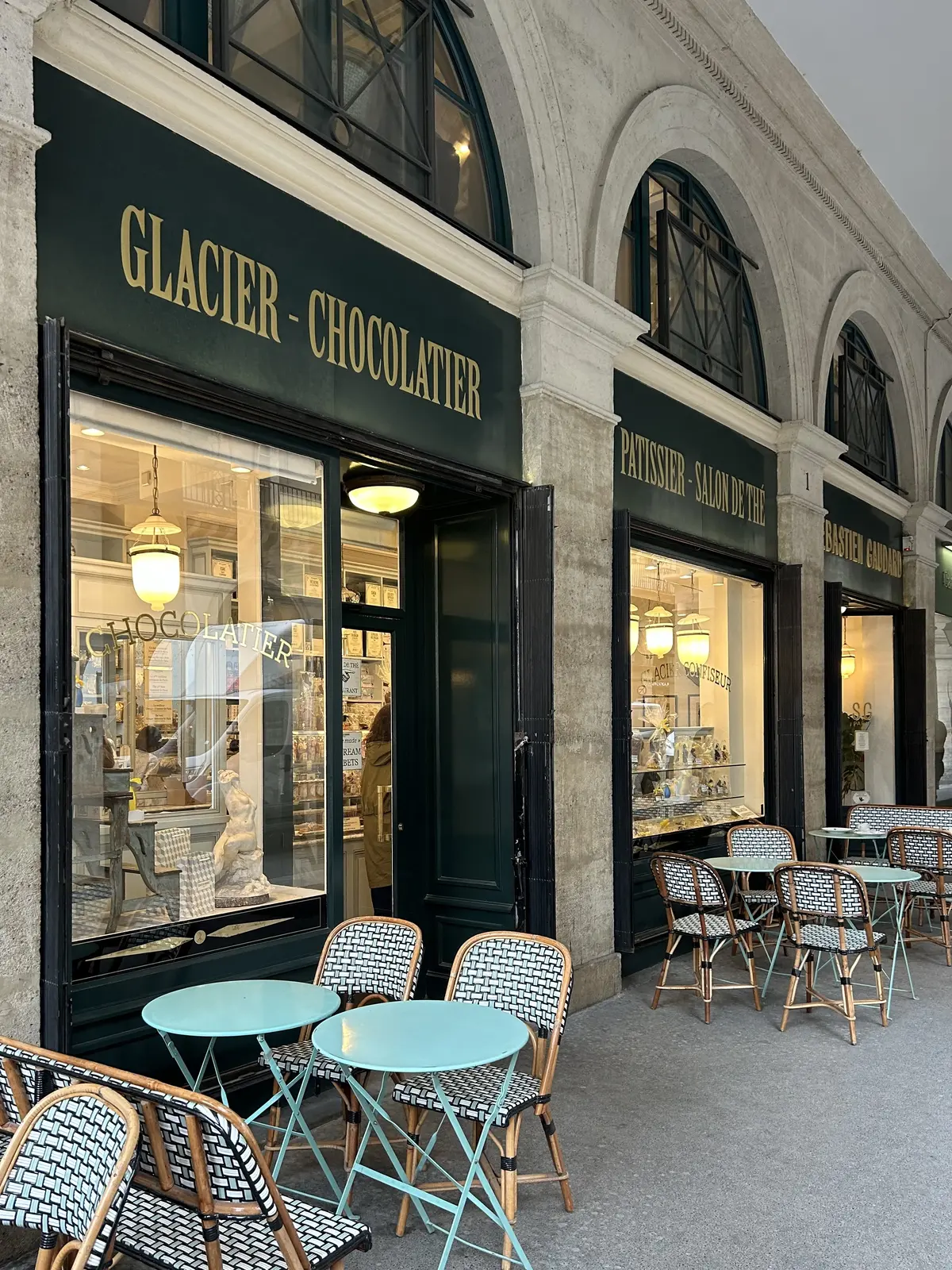 SÉBASTIEN GAUDARD  （セバスチャン・ゴダール）カフェ　パリ　