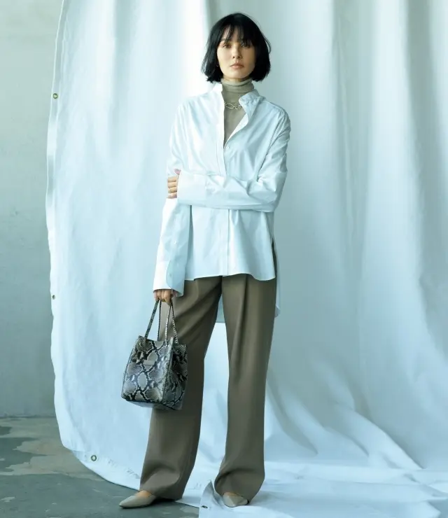 1.どんな色のアイテムも受け止める白の包容力。シャツのこなれ感に、クリーンな魅力も加わって