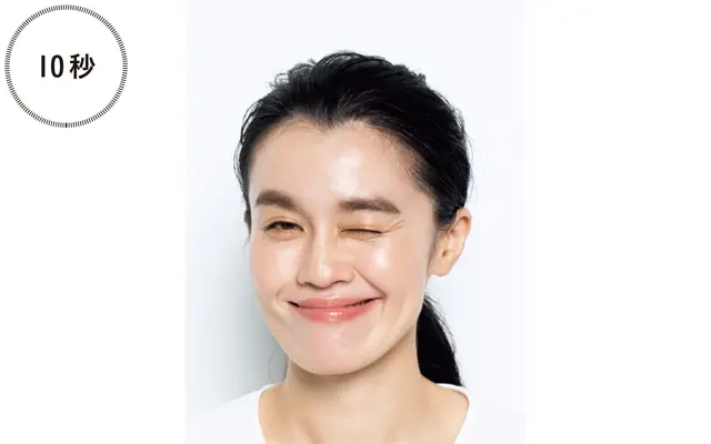 片方の目をぎゅっと閉じる