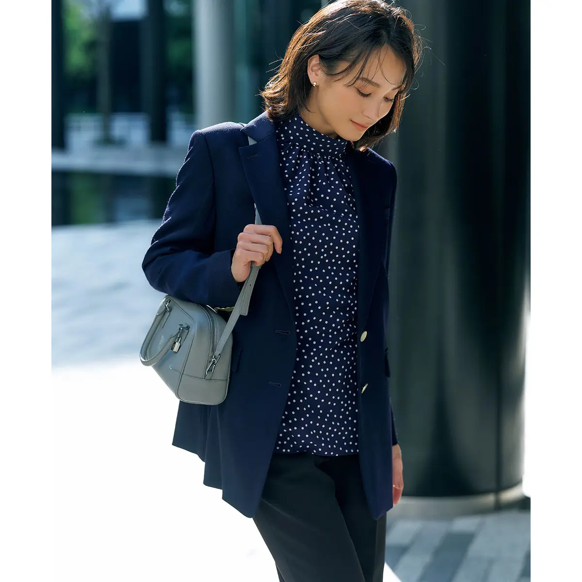 ネイビーブレザーとドット柄ブラウスのコーデ　モデル・黒田エイミ