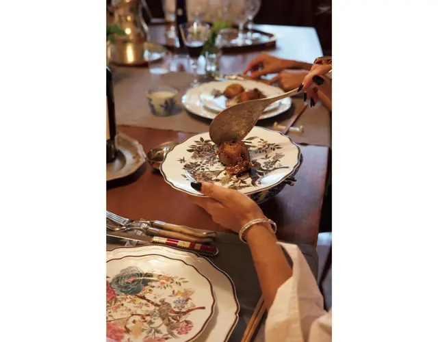 一枚ずつ異なる、シノワズリーを彷彿とさせる絵柄は絵画のよう。和食とも好相性