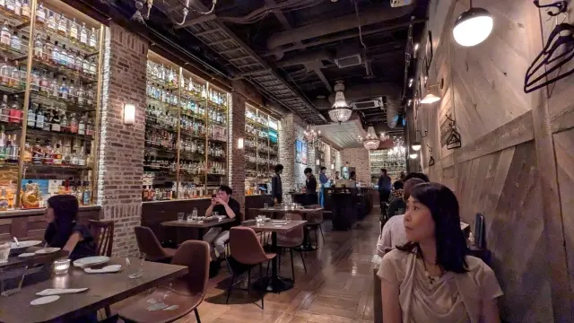 秋色タイトスカートで、南青山の幻想的なバの画像_3