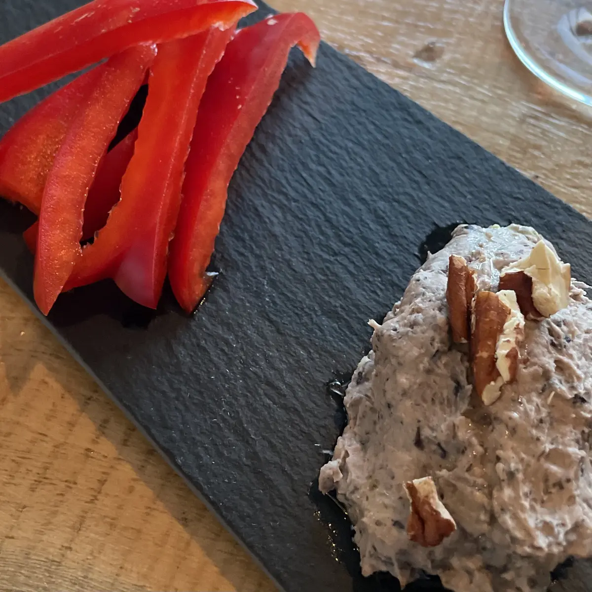 黒豆のフムス。思ったより黒くはなりません。写真が悪いけど上にのっているのはピーカンナッツ