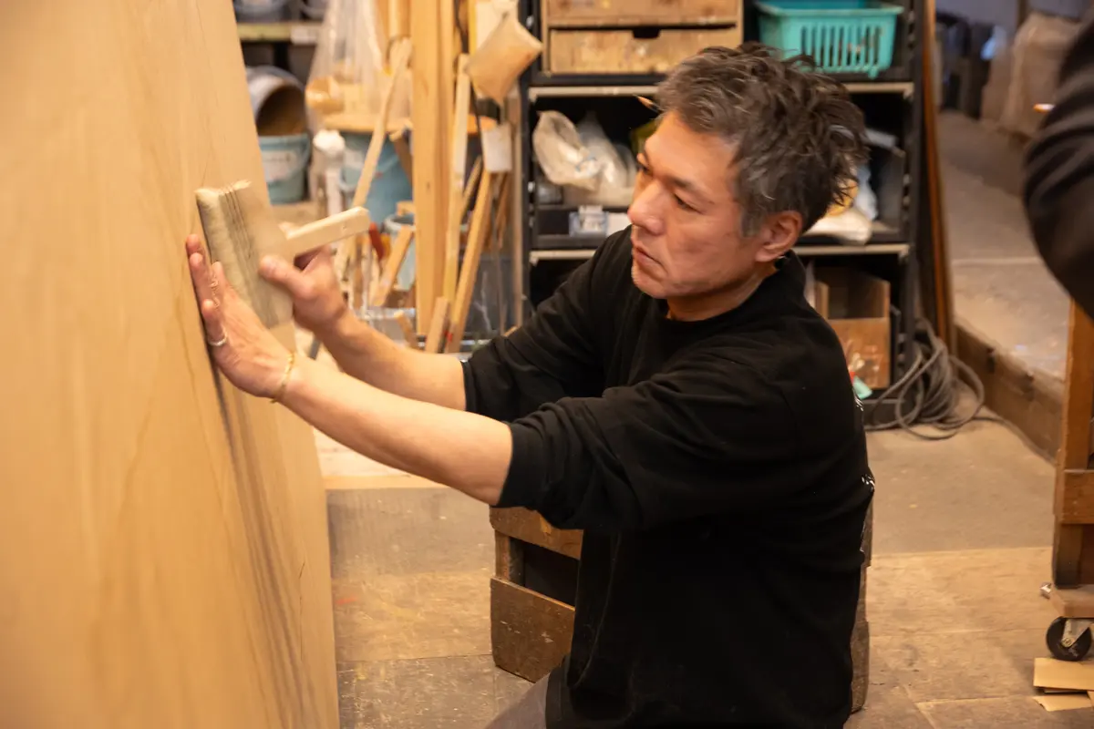 何枚もの紙を、ひとつひとつていねいにはっていく