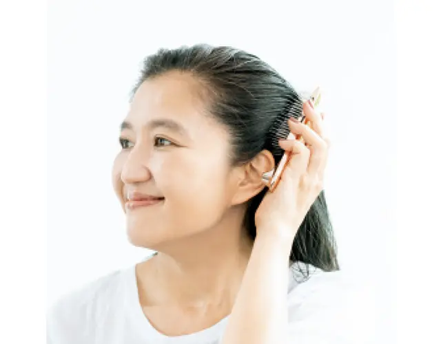 頭皮ブラシで側頭筋ほぐし