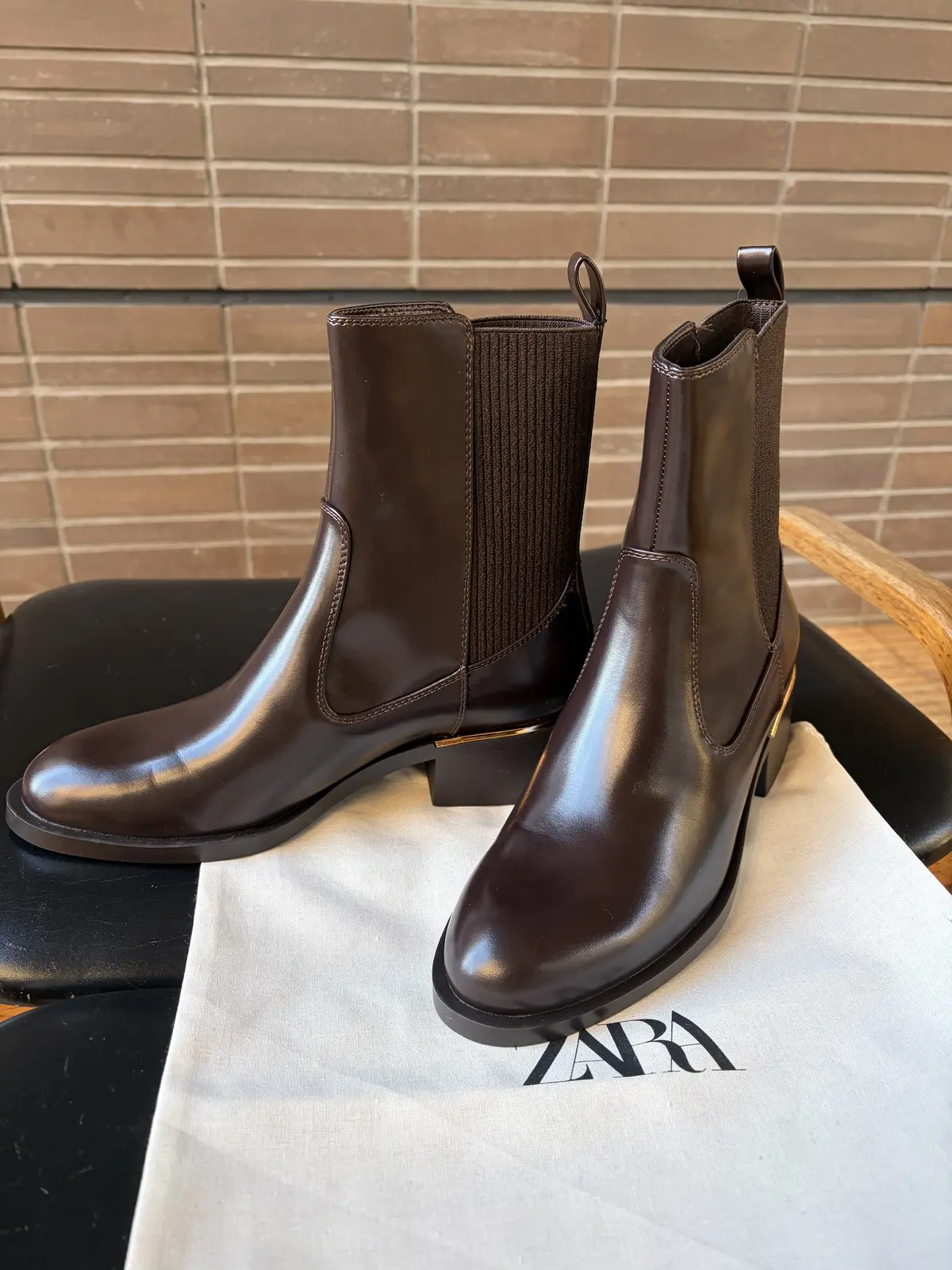 ZARAセール ザラ　ファーコート　プリーツスカート  ワンピースコーデ　ブラウンコーデ　ハーフブーツ　ZARAコーデ　ショートブーツ　モカ色　 jマダムのおしゃれ　ZARAブーツ　ZARAコート