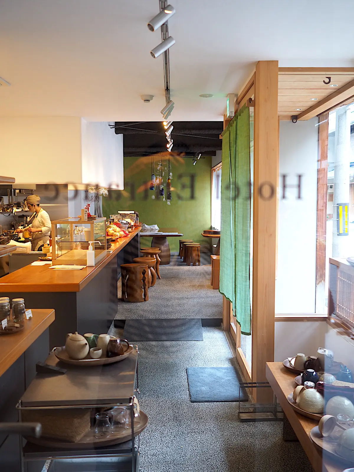 一階がカフェで2階に宿泊できます。「カフェマルダ」