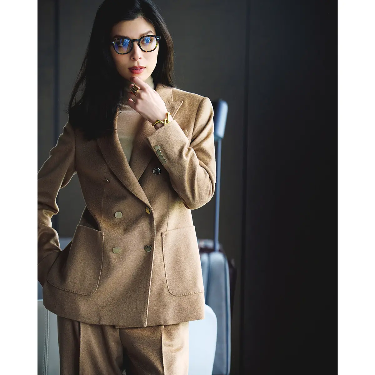 キャメルのダブルボタンジャケットとパンツのセットアップコーデ　モデル・生方ななえ