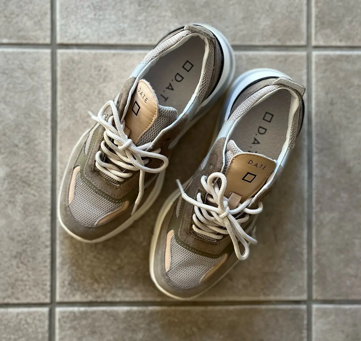 DATE スニーカー