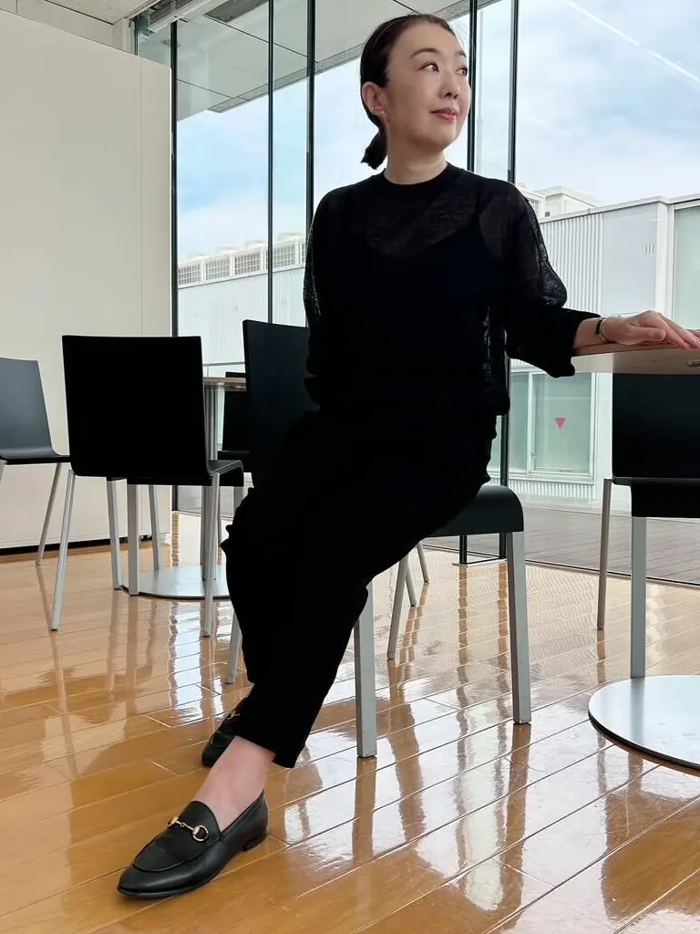 ベルメゾン 座（tHE）パンツ・黒をはいて座っているところ