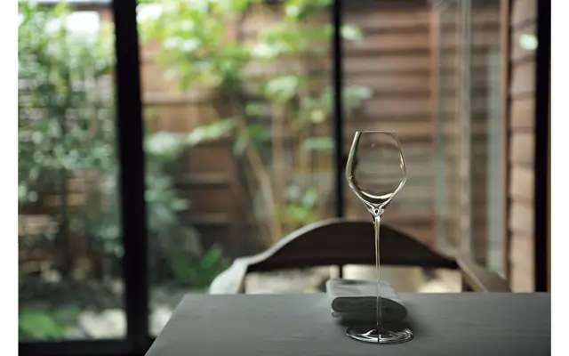 築150年ほどの古民家を改装。吹き抜けのある土間を通り、ダイニングへ2