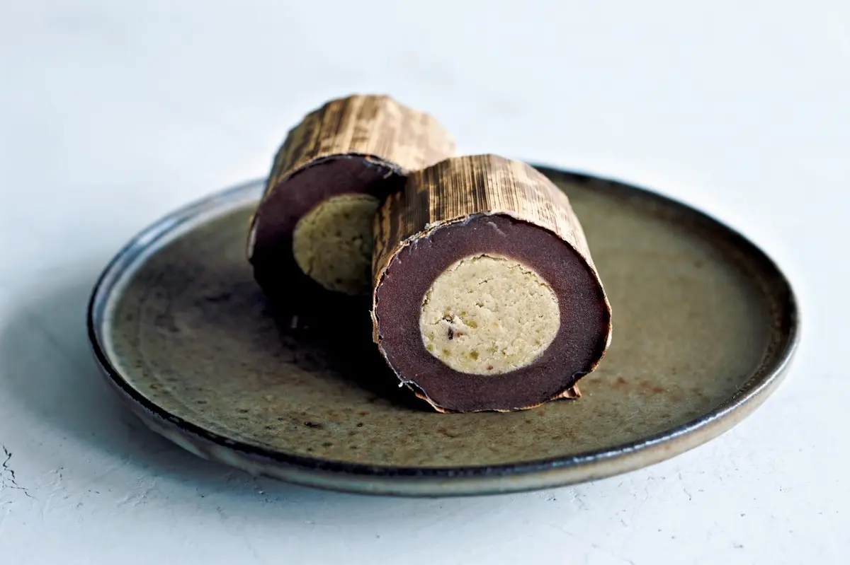 栗きんとんを羊羹で包み竹皮を巻いて蒸したの画像_1