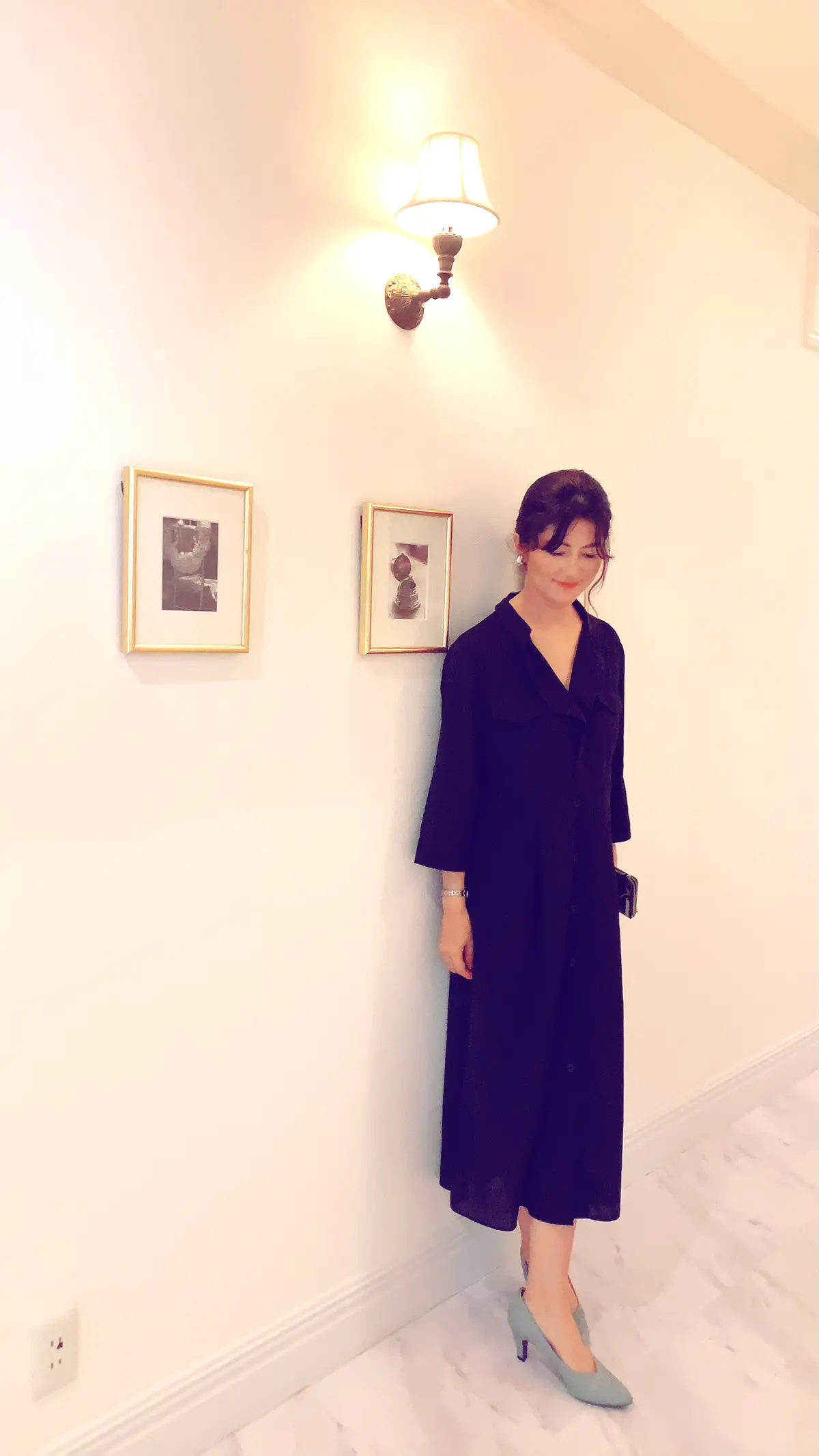 夏の黒ワンピースの画像_3