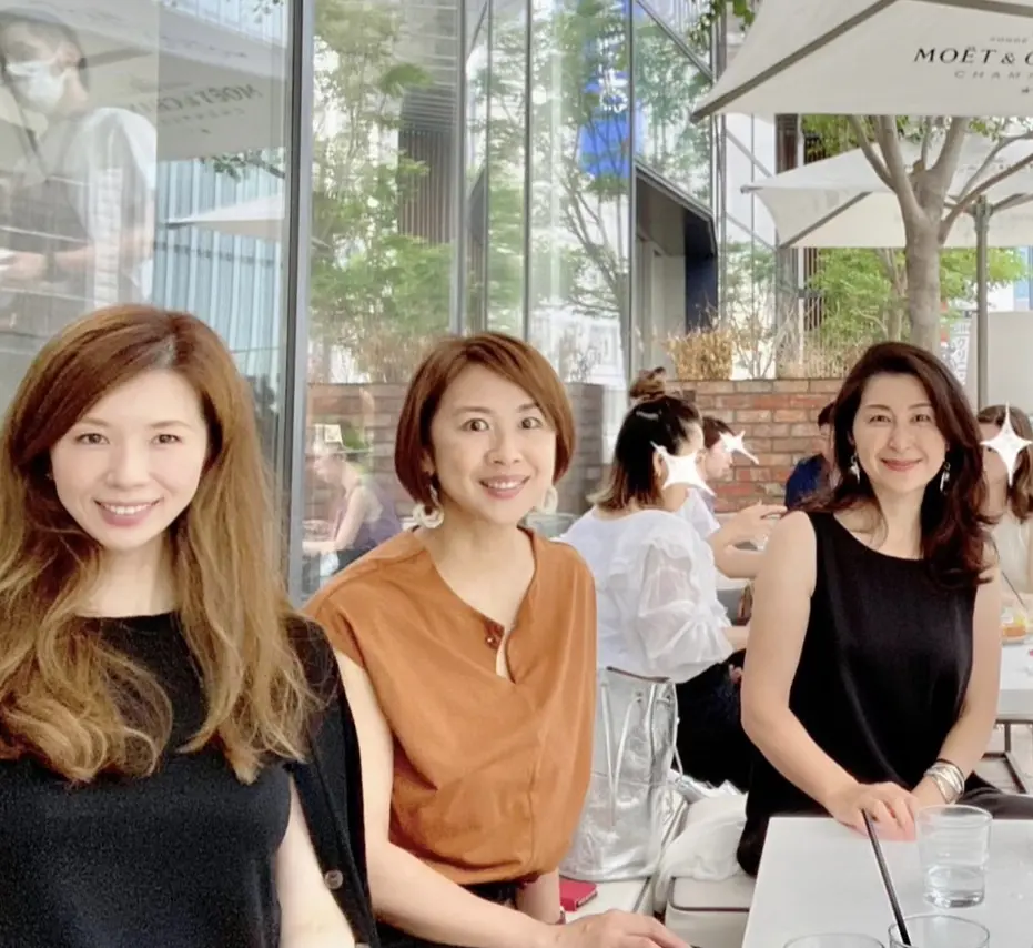 MERCER BRUNCH 銀座テラス」 のテラス席での友人との写真