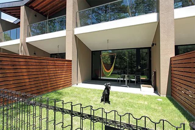 運河のような御影用水に面し、水と緑 を感じながら愛犬と一緒に楽しめるホ テル