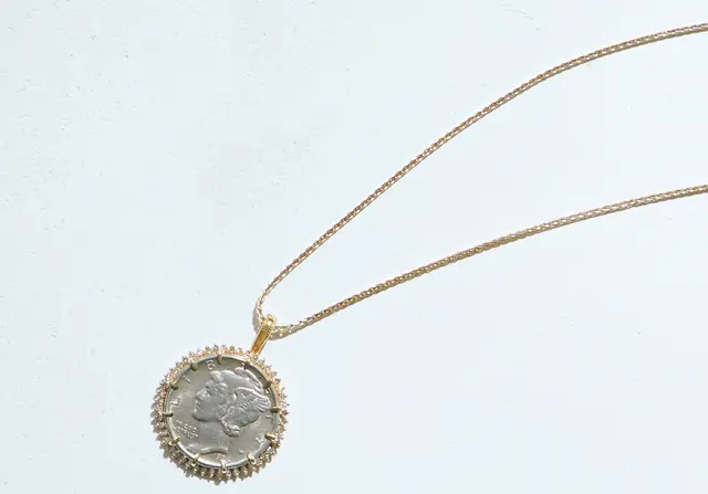 チャーム￥151,000（アガット・アンドメモリア）・チェーンネックレス￥29,000（アガット）／以上アガット