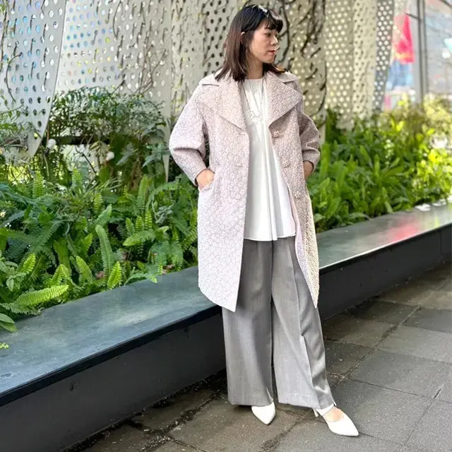 リュクスな華コートを主役にした、優雅なパンツスタイル