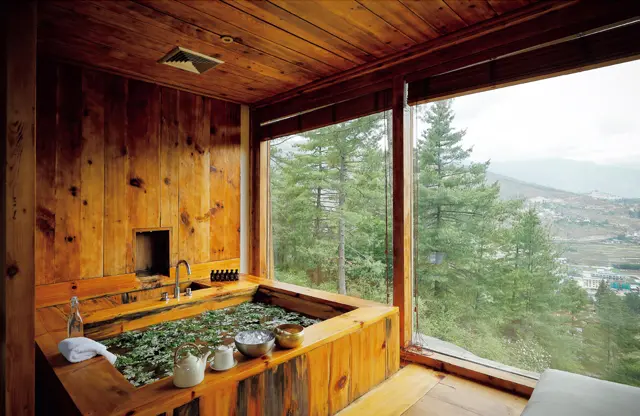 『コモ ウマ　パロ』のコモ シャンバラ スパにもホットストーン バスがあり人気。