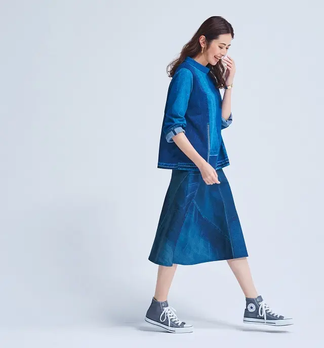 色のグラデーションが遠目にも華やか 「パッチワークデニムのトップス&スカート」