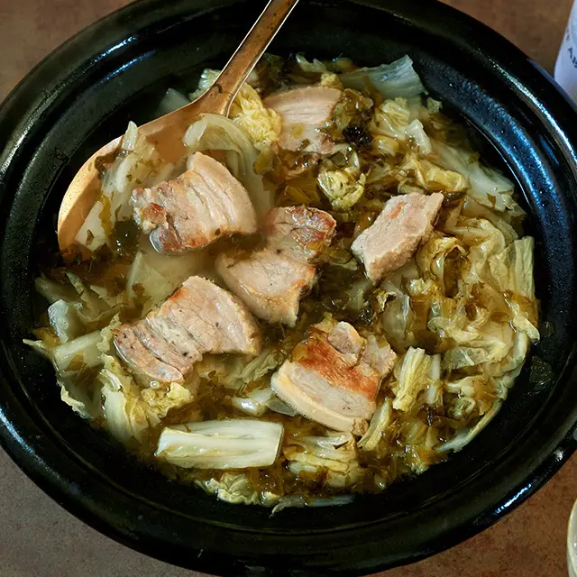 焼きつけた豚バラ肉の香ばしさと、乳酸発酵した高菜漬けがコクとうま味に