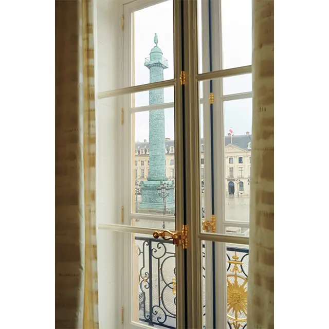 ガ ラス越しに見える、広場 のコラム